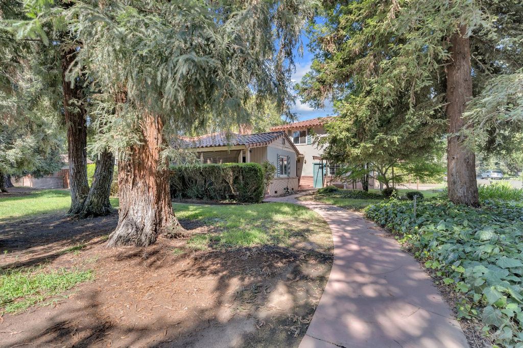Image 1 of property listing at 3662 N Wishon Avenue, Fresno, CA 93704