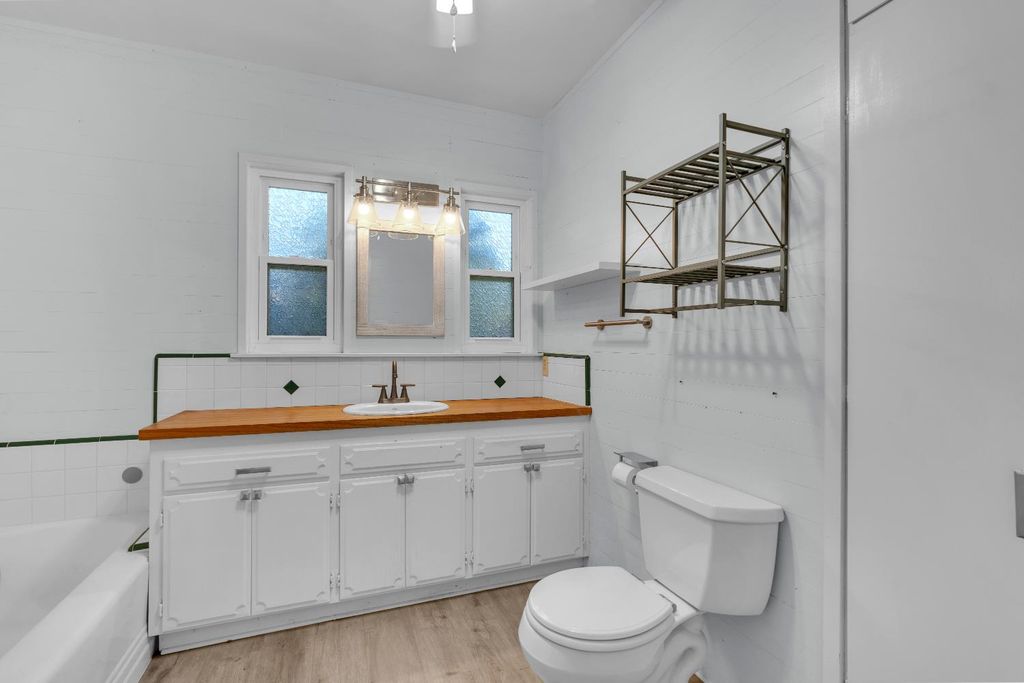 Image 14 of property listing at 3662 N Wishon Avenue, Fresno, CA 93704