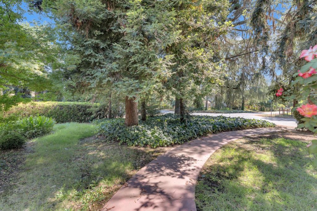 Image 3 of property listing at 3662 N Wishon Avenue, Fresno, CA 93704
