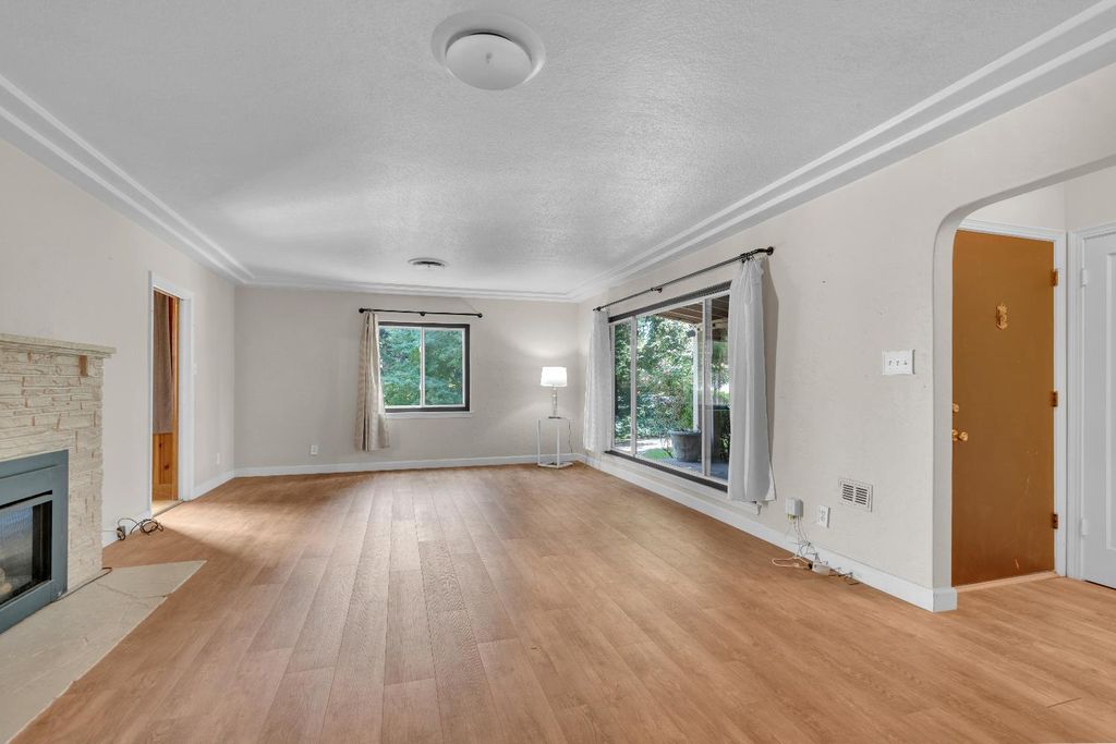 Image 5 of property listing at 3662 N Wishon Avenue, Fresno, CA 93704