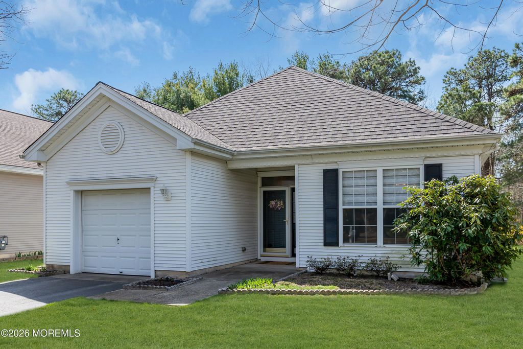 8 April Springs Court, Lakewood, NJ 08701