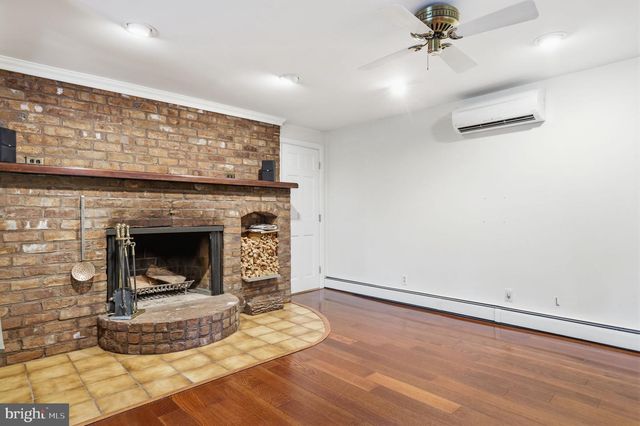 2244 SPRINGTOWN HILL RD, Hellertown, PA 18055