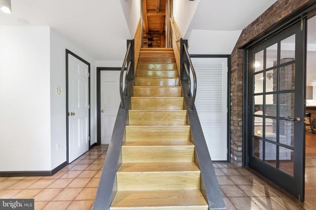 2244 SPRINGTOWN HILL RD, Hellertown, PA 18055