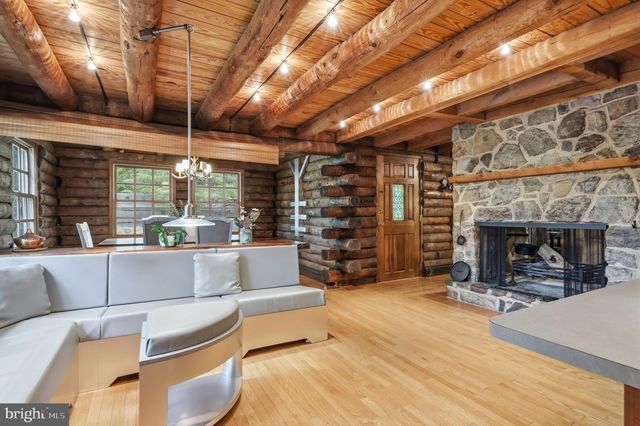 2244 SPRINGTOWN HILL RD, Hellertown, PA 18055