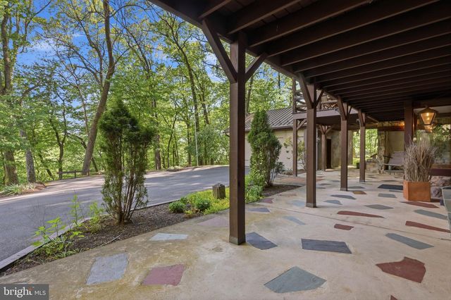 2244 SPRINGTOWN HILL RD, Hellertown, PA 18055