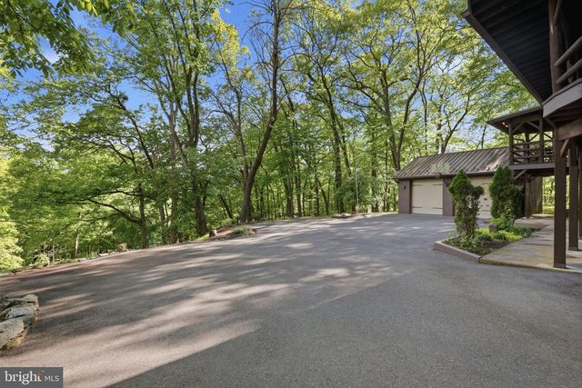 2244 SPRINGTOWN HILL RD, Hellertown, PA 18055