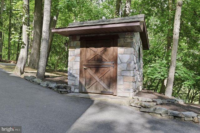 2244 SPRINGTOWN HILL RD, Hellertown, PA 18055