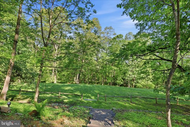 2244 SPRINGTOWN HILL RD, Hellertown, PA 18055