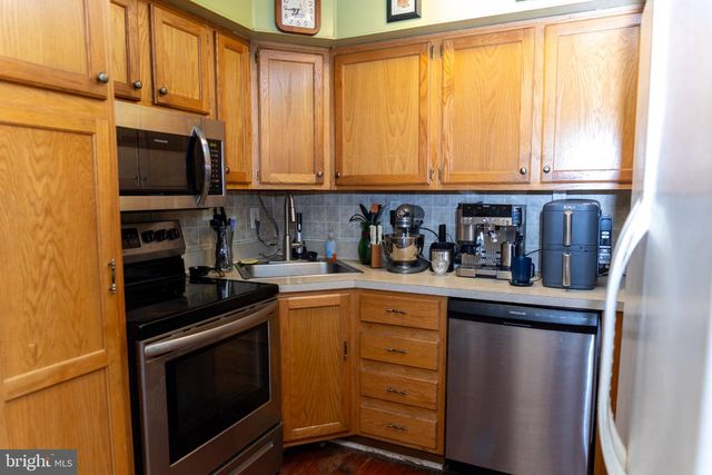 26 PLUMTREE RD, Levittown, PA 19056