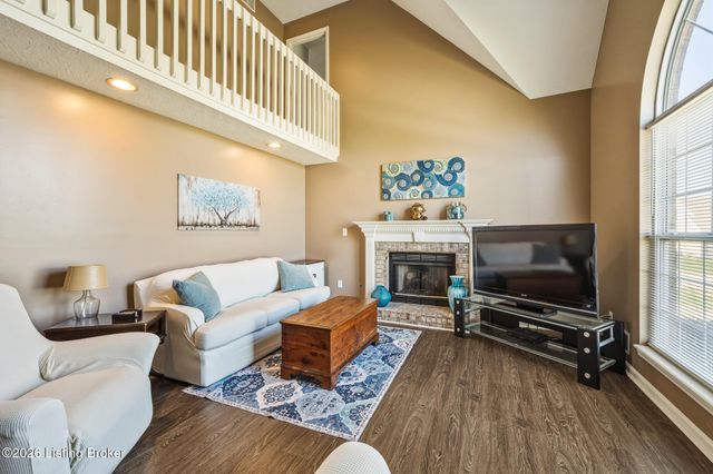 8100 Eagles Crest Ct, Louisville, KY 40291