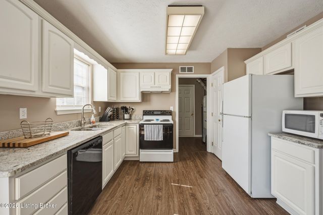 8100 Eagles Crest Ct, Louisville, KY 40291