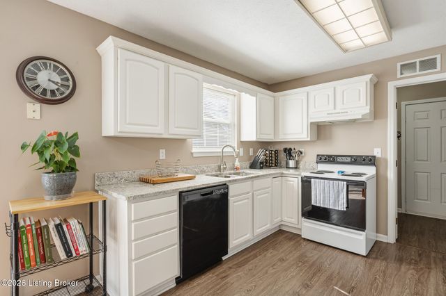 8100 Eagles Crest Ct, Louisville, KY 40291