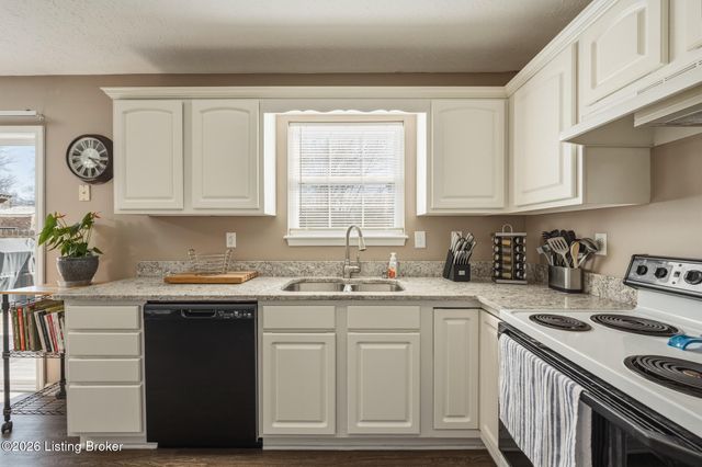 8100 Eagles Crest Ct, Louisville, KY 40291