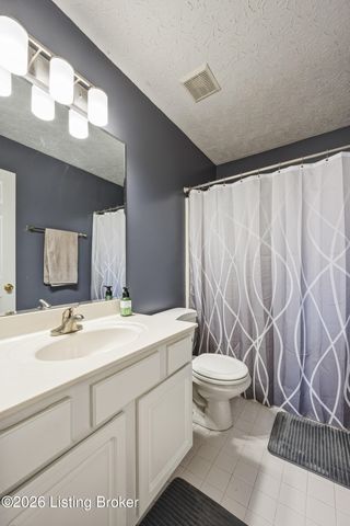 8100 Eagles Crest Ct, Louisville, KY 40291