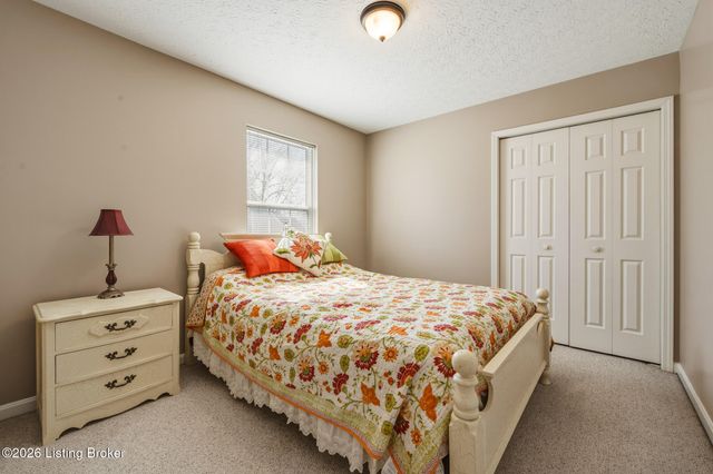 8100 Eagles Crest Ct, Louisville, KY 40291