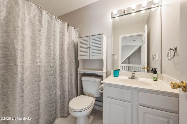 8100 Eagles Crest Ct, Louisville, KY 40291