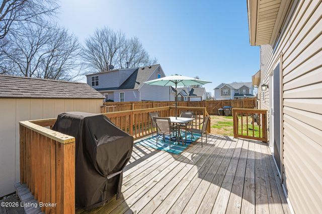 8100 Eagles Crest Ct, Louisville, KY 40291