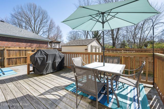 8100 Eagles Crest Ct, Louisville, KY 40291