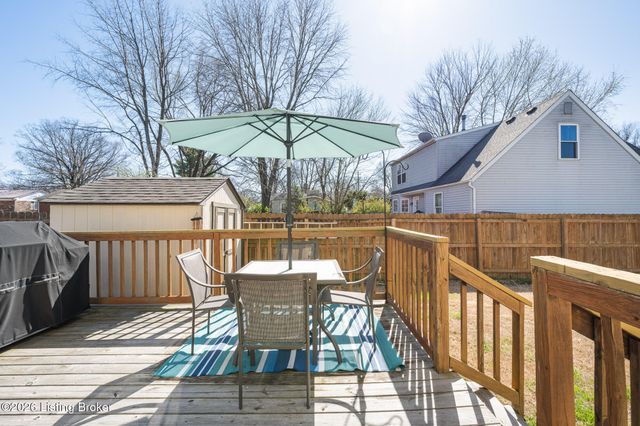 8100 Eagles Crest Ct, Louisville, KY 40291