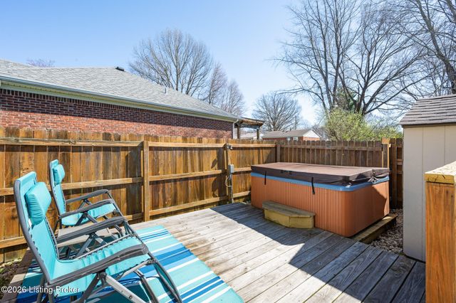 8100 Eagles Crest Ct, Louisville, KY 40291