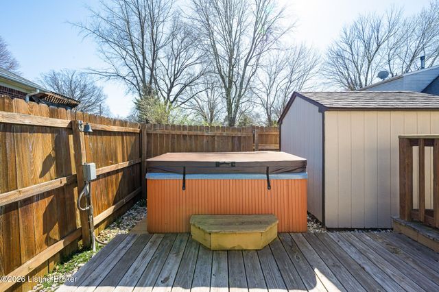 8100 Eagles Crest Ct, Louisville, KY 40291