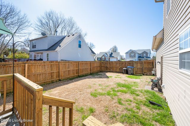 8100 Eagles Crest Ct, Louisville, KY 40291