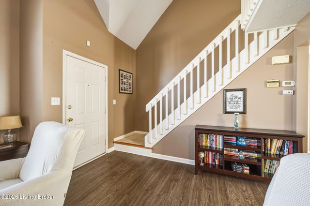 8100 Eagles Crest Ct, Louisville, KY 40291