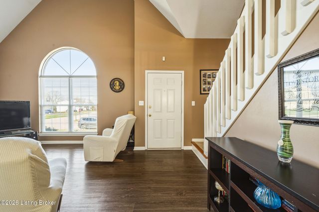 8100 Eagles Crest Ct, Louisville, KY 40291