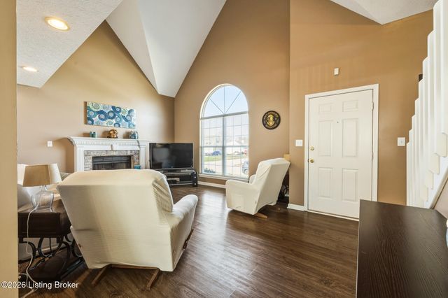 8100 Eagles Crest Ct, Louisville, KY 40291