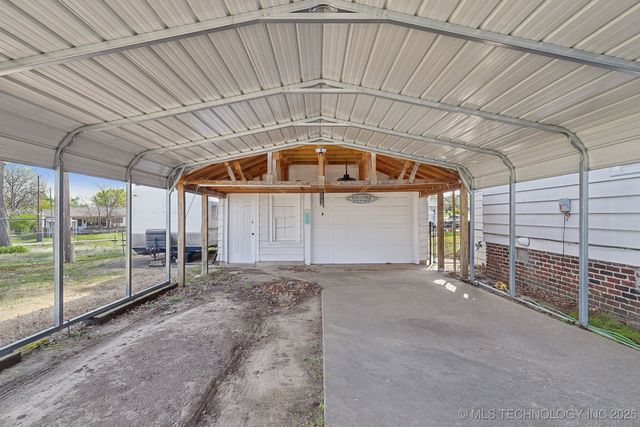 1225 S Delaware Avenue, Okmulgee, OK 74447