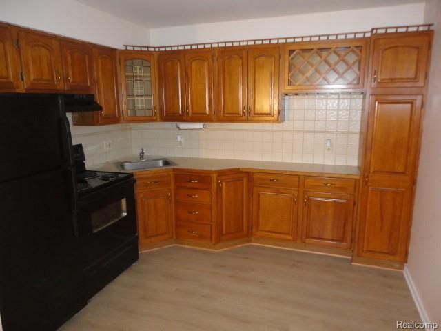 16034 Holz Drive 16, Southgate, MI 48195