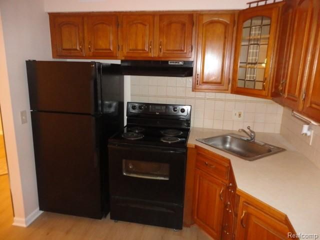 16034 Holz Drive 16, Southgate, MI 48195