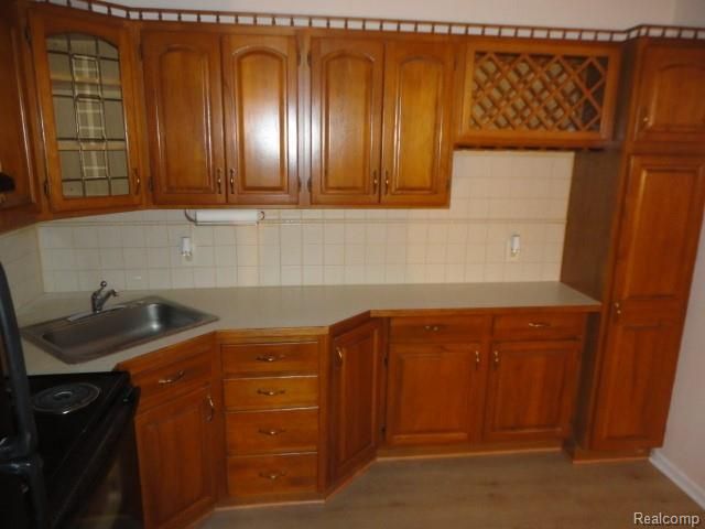 16034 Holz Drive 16, Southgate, MI 48195