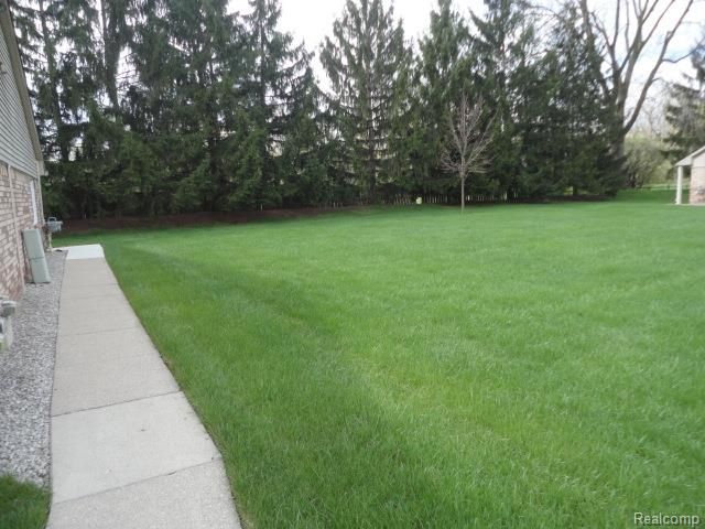 16034 Holz Drive 16, Southgate, MI 48195