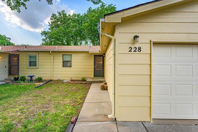 228 W Overlook Dr, Derby, KS 67037