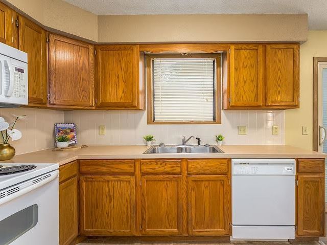 228 W Overlook Dr, Derby, KS 67037