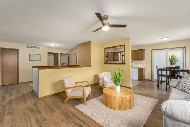 228 W Overlook Dr, Derby, KS 67037