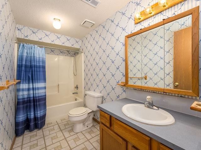 228 W Overlook Dr, Derby, KS 67037