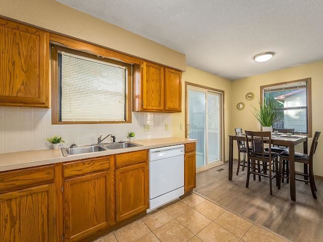 228 W Overlook Dr, Derby, KS 67037