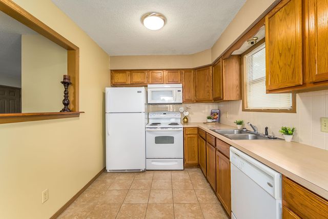 228 W Overlook Dr, Derby, KS 67037