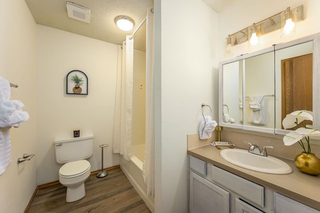 228 W Overlook Dr, Derby, KS 67037