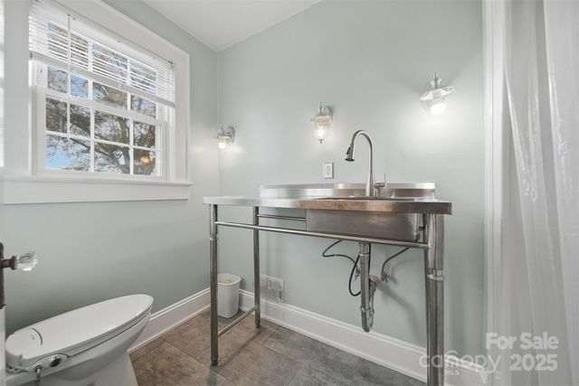 323 4th Street Place SW, Hickory, NC 28602