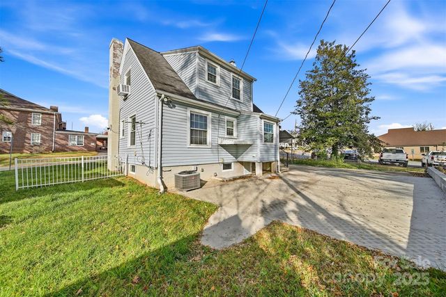 323 4th Street Place SW, Hickory, NC 28602