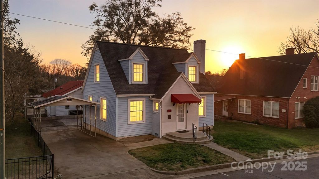 323 4th Street Place SW, Hickory, NC 28602