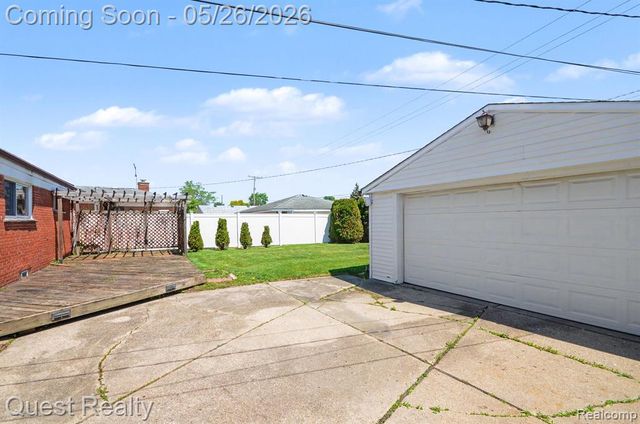 28326 Los Olas Drive, Warren, MI 48093