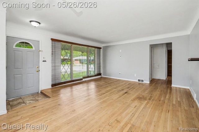 28326 Los Olas Drive, Warren, MI 48093