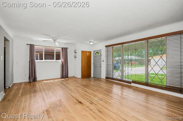 28326 Los Olas Drive, Warren, MI 48093