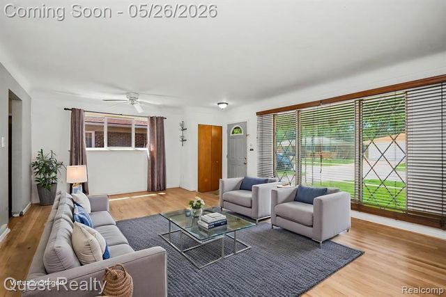 28326 Los Olas Drive, Warren, MI 48093