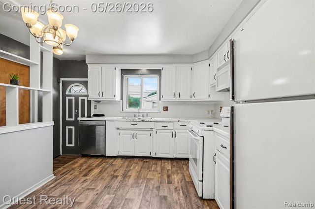 28326 Los Olas Drive, Warren, MI 48093