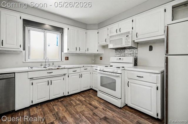 28326 Los Olas Drive, Warren, MI 48093